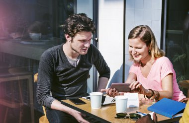 Dijital Tablet ile konuşan insanlar