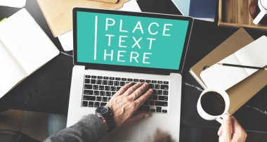 Dizüstü bilgisayarda çalışan adam