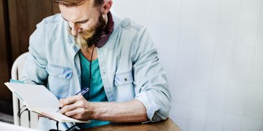 Adam Hipster çalışma ve yazma