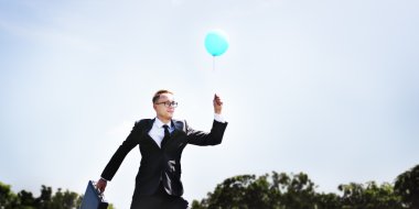 Balon ile neşeli işadamı