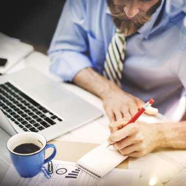 İş kişi dijital cihaz ile