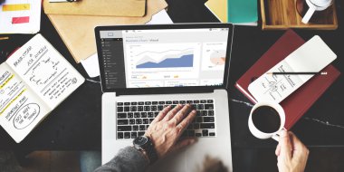 Dizüstü bilgisayarda çalışan iş adamı