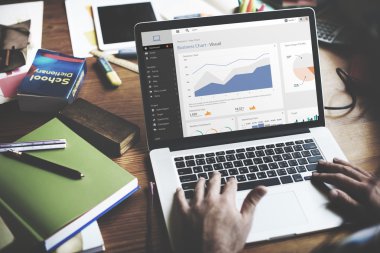 Dizüstü bilgisayarda çalışan iş adamı