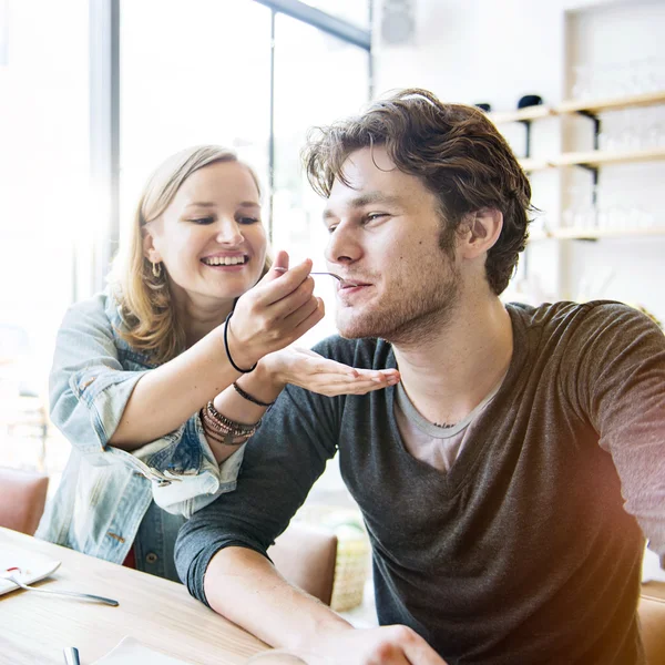 Pareja comiendo postre —  Fotos de Stock