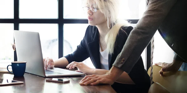 Büro-Business-Analyse funktioniert — Stockfoto