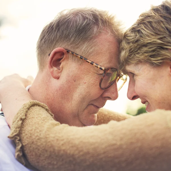 Ältere Paare bei Date im Freien — Stockfoto