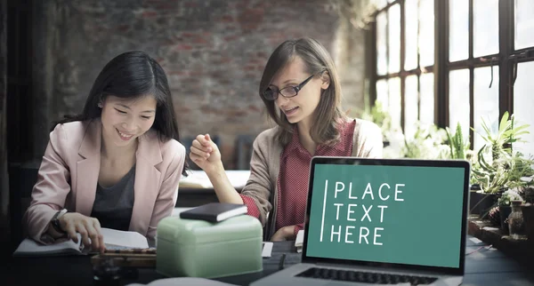 Mujeres que trabajan en la oficina creativa — Foto de Stock