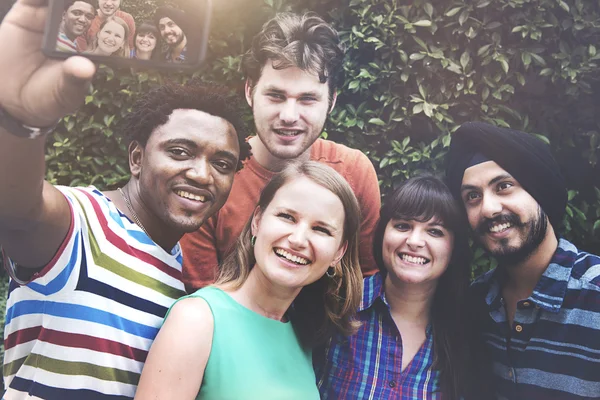 Amigos tomando selfie — Fotografia de Stock