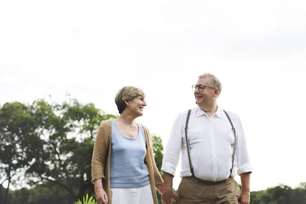 Couple mature sur la date en plein air — Photo