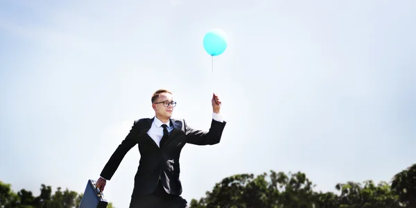 Freudiger Geschäftsmann mit Luftballon — Stockfoto