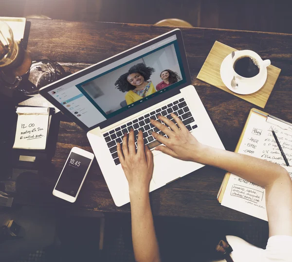 Woman typing on laptop — Stock Photo, Image