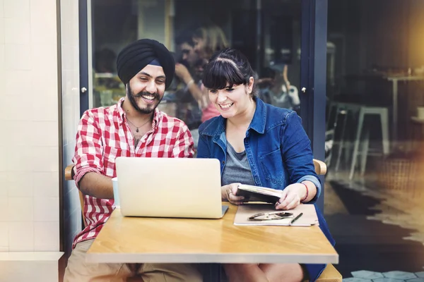 Pessoas tendo reunião com laptop — Fotografia de Stock