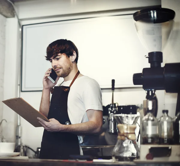 Kaffeekochen im Barista-Café — Stockfoto