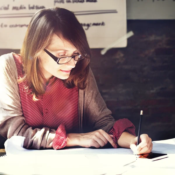 Bizneswoman pracująca w biurze — Zdjęcie stockowe