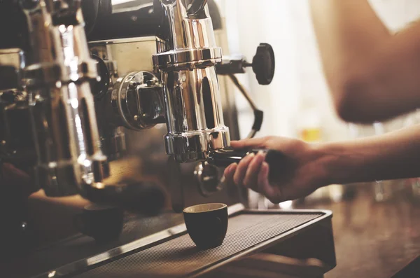 Приготування кави в кафе Barista — стокове фото