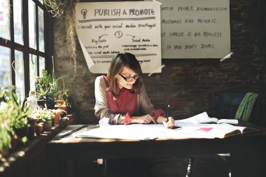 Ofiste çalışan iş kadını