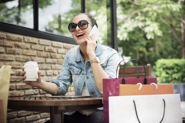 Kadın cep telefonuyla konuşuyor.