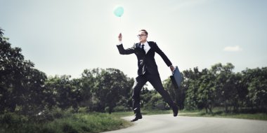 Balon ile neşeli işadamı