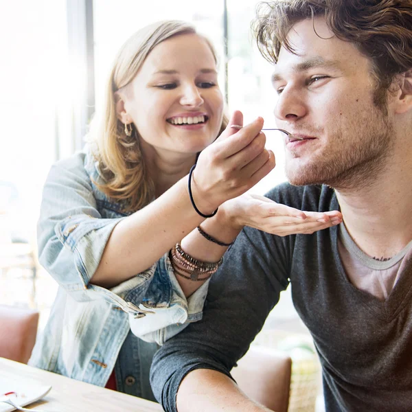 Pareja comiendo postre —  Fotos de Stock