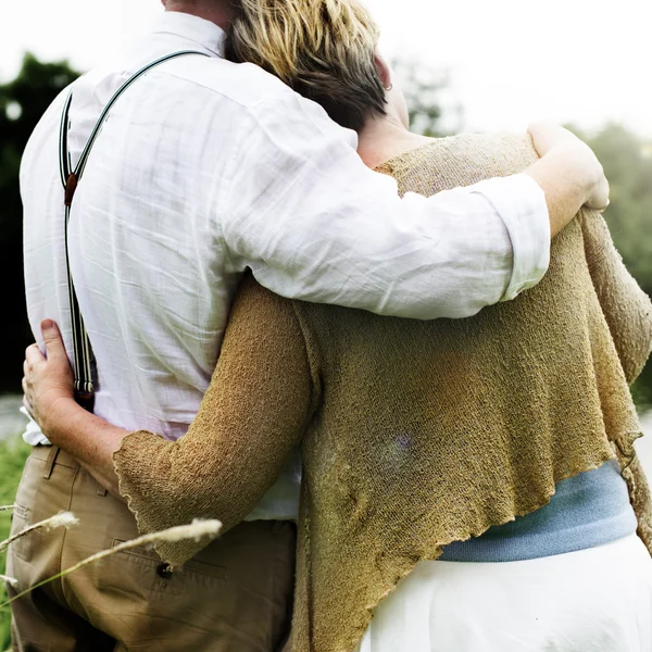 Pareja madura en la fecha al aire libre — Foto de Stock