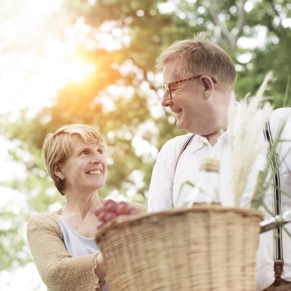 Ältere Paare bei Date im Freien — Stockfoto
