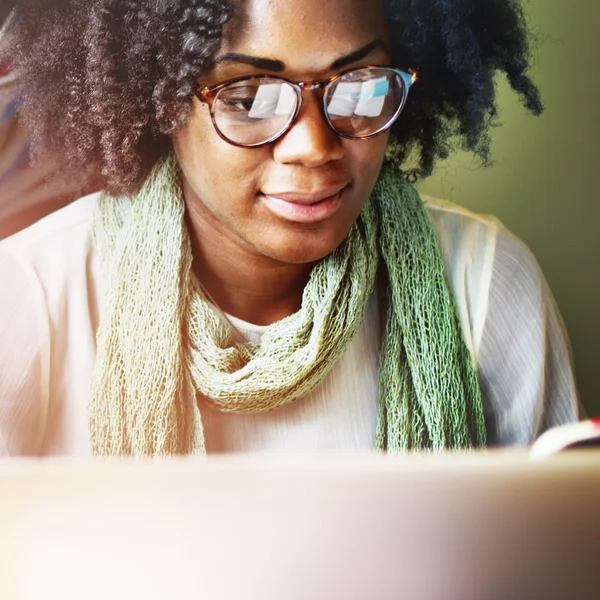 Mujer usando ordenador portátil — Foto de Stock