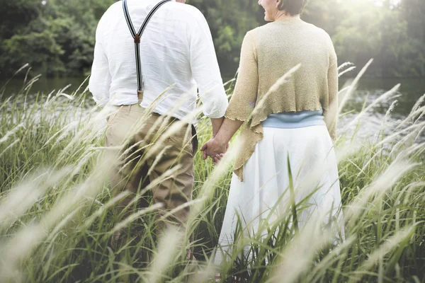 Pareja madura en la fecha al aire libre — Foto de Stock