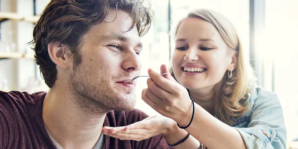 Casal comendo de sobremesa — Fotografia de Stock