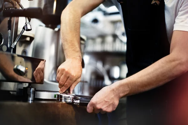 Kaffeekochen im Barista-Café — Stockfoto