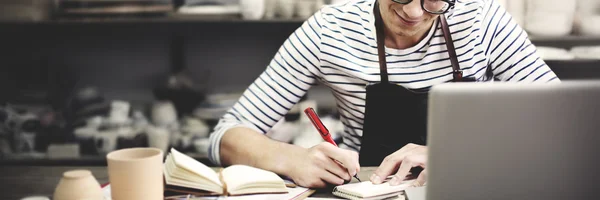 Handwerker surft auf Laptop — Stockfoto