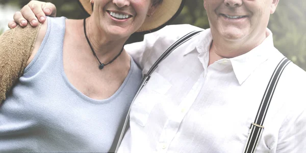 Esposa y marido pasando tiempo juntos en el picnic —  Fotos de Stock