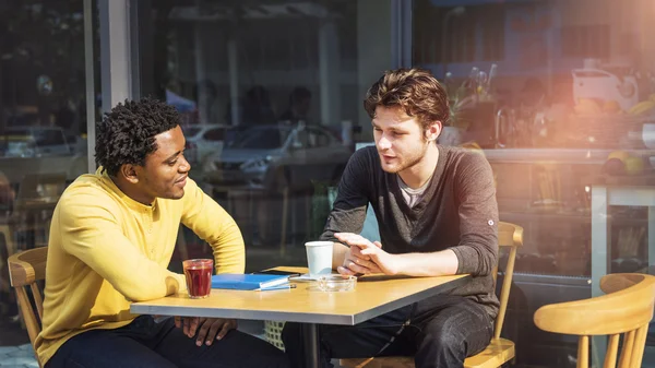 Kahvehanede konuşan insanlar — Stok fotoğraf