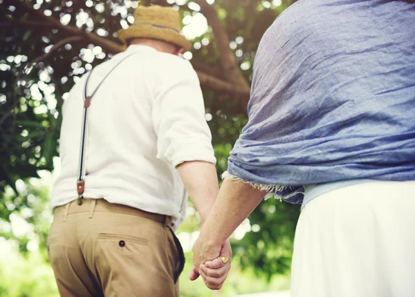 Äldre par promenader tillsammans — Stockfoto