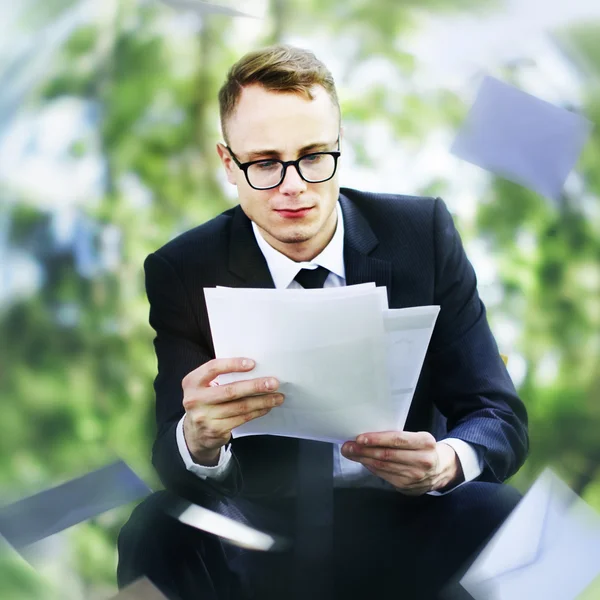 Geschäftsmann schaut sich gescheiterte Dokumente an — Stockfoto