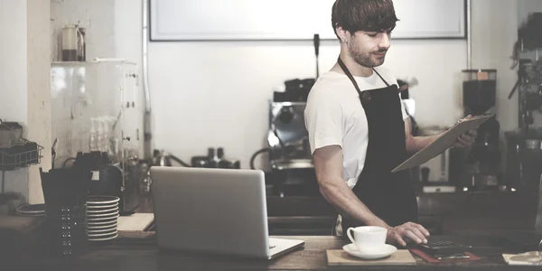 Parzenia kawy w Barista Cafe — Zdjęcie stockowe