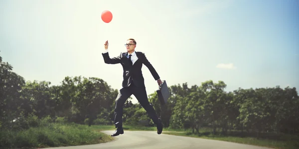 Freudiger Geschäftsmann mit Luftballon — Stockfoto