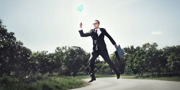 Homme d'affaires joyeux avec ballon — Photo