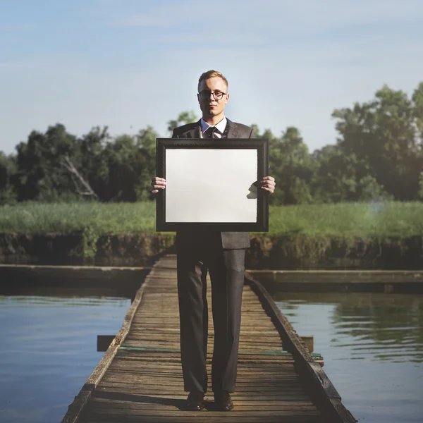 Podnikatel drží obrázek — Stock fotografie
