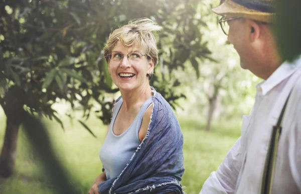 Hustru och man spendera tid tillsammans på picknick — Stockfoto