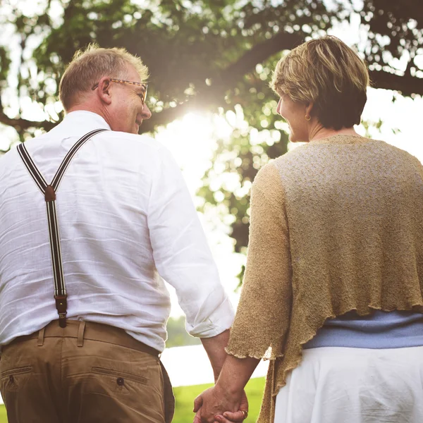 Esposa e marido passando tempo juntos em piquenique — Fotografia de Stock