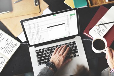 Dizüstü bilgisayar kavramı kullanarak iş adamı