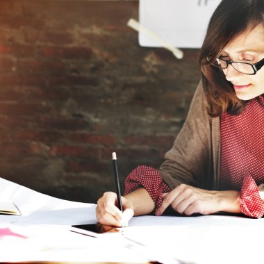 Ofiste çalışan iş kadını