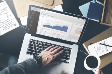 Dizüstü bilgisayarda çalışan iş adamı