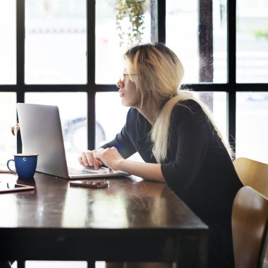 kadın vitrinlere bakıyor