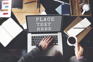 Dizüstü bilgisayarda çalışan adam