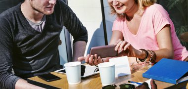 Dijital Tablet ile konuşan insanlar