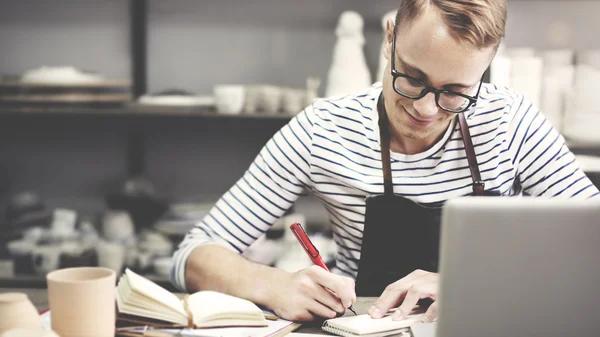 Handwerker surft auf Laptop — Stockfoto