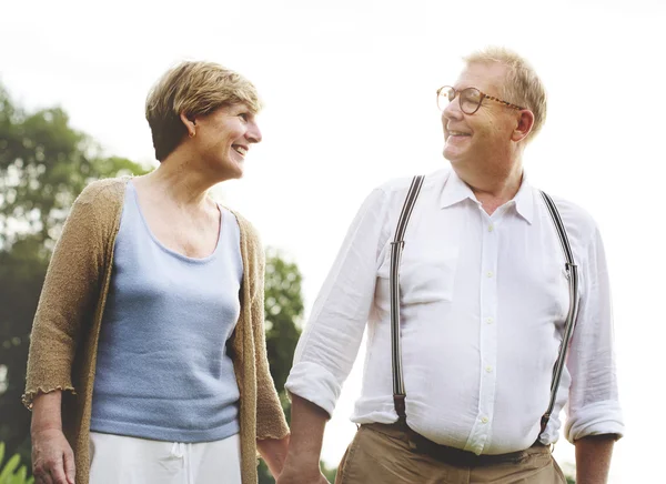 Frau und Mann verbringen Zeit zusammen beim Picknick — Stockfoto