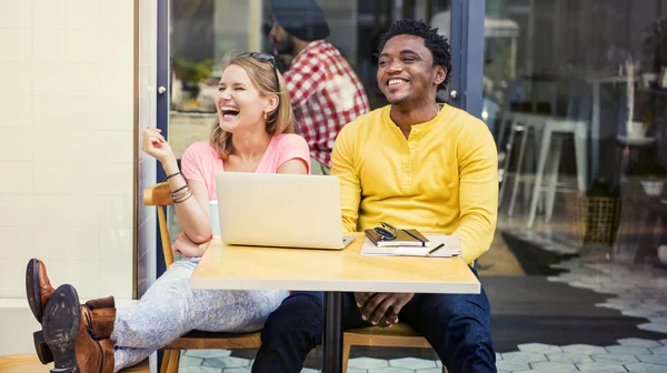 Menschen, die sich mit Laptop treffen — Stockfoto