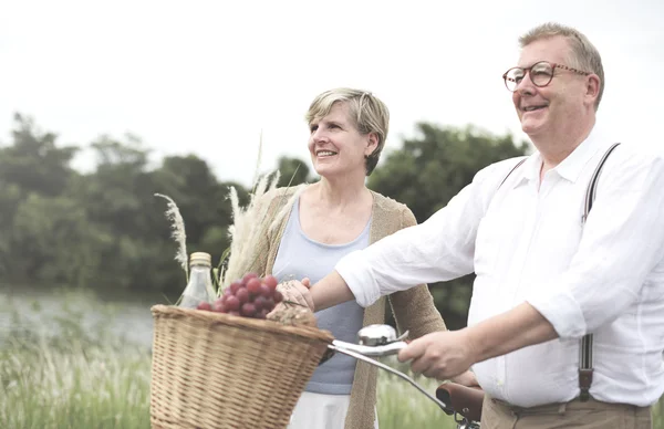 Istri dan suami menghabiskan waktu bersama pada piknik — Stok Foto